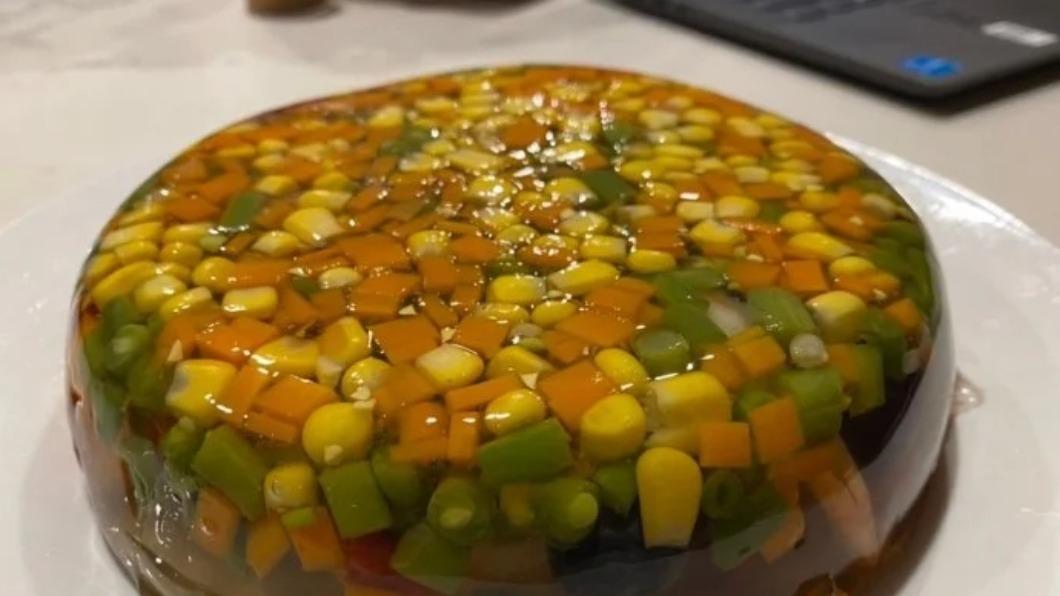 太狠！媽媽手作「三色豆果凍」　兒含淚吃：營養滿分