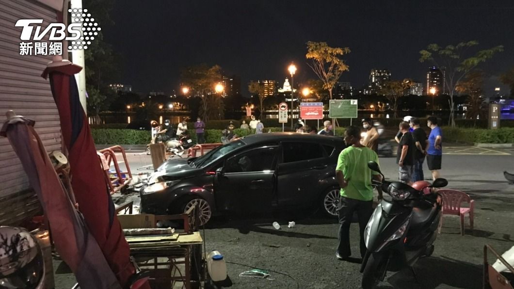 轎車閃鬼切!誤踩油門暴衝 烤肉攤二代老闆慘死輪下