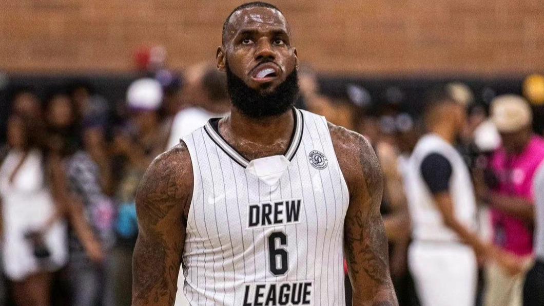 詹姆斯(LeBron James)自2011年後首度於「祖魯聯賽」(Drew League)出賽。(圖/翻攝自推特)
