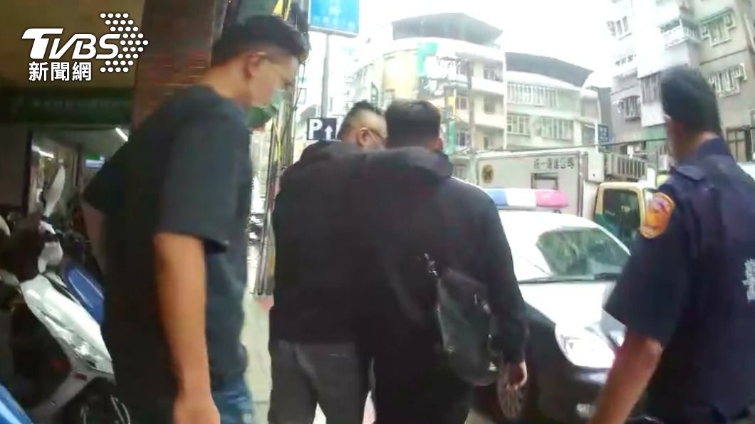 員警逮捕詐騙集團上游成員。（圖／TVBS）