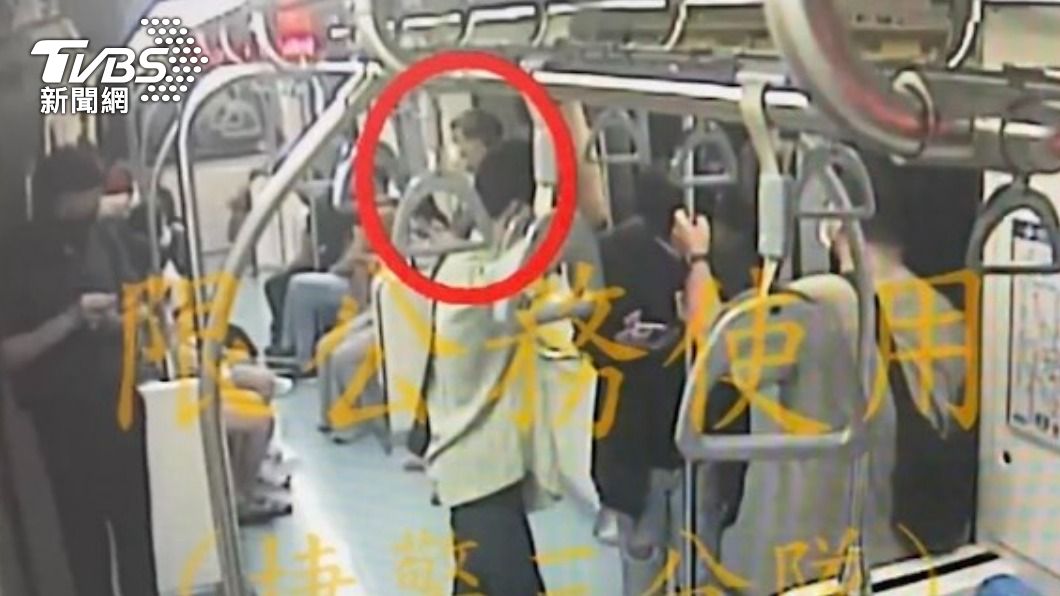 搭捷運偷拍女乘客「事業線」 男遭逮竟辯:我在拍飛機
