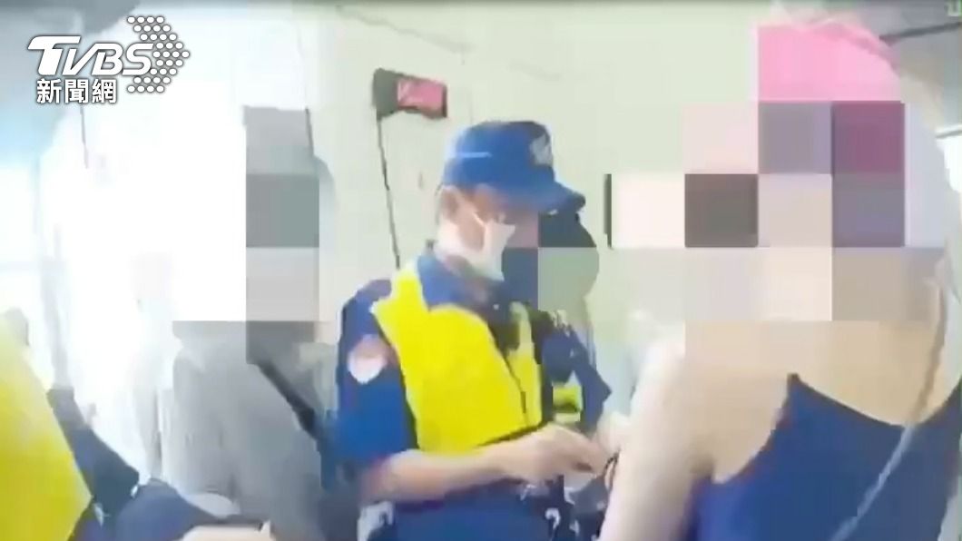 警方到場檢視男子手機。（圖／TVBS）