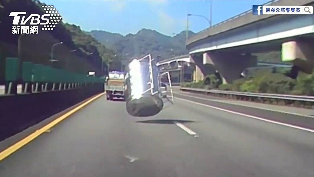 大水塔砸中2車。（圖／警方提供）