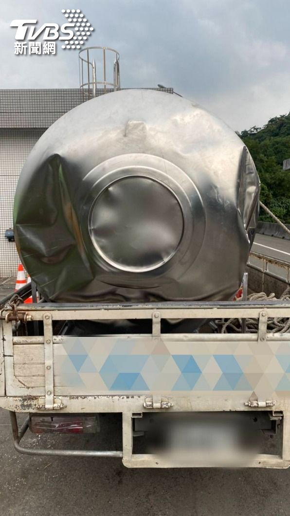 水塔凹陷變形。（圖／警方提供）