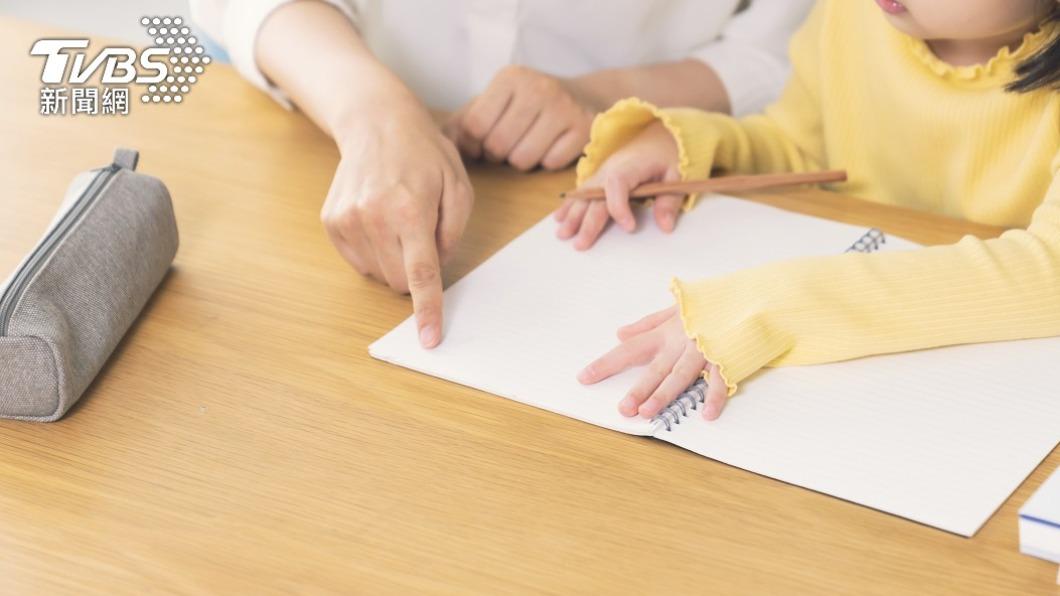 許多家長會特別抽空陪小孩閱讀、做作業。(示意圖/shutterstock達志影像)