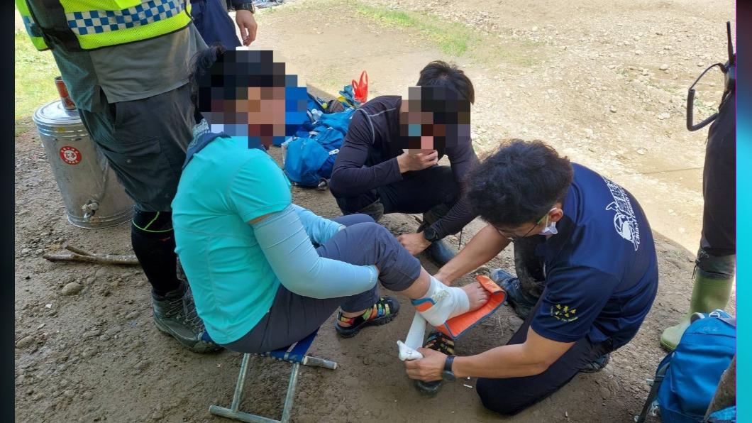水漾森林傳女山友受傷 雲層厚難吊掛緩慢背下山