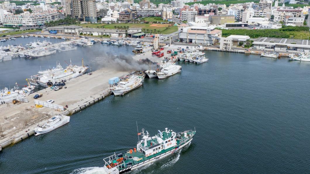 澎湖馬公火燒漁船。（圖／陳俊廷提供）