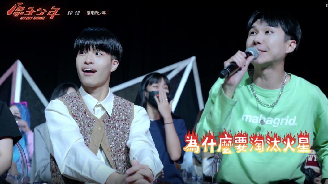 隕石導師葉益豪(右)不捨火星無緣總決賽。(圖/翻攝自《原子少年》節目片段)