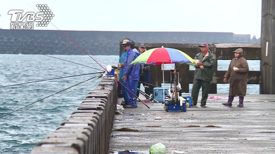 釣客甩竿「勾到臉亂拔大噴血」! 醫曝脫鉤技巧急救法