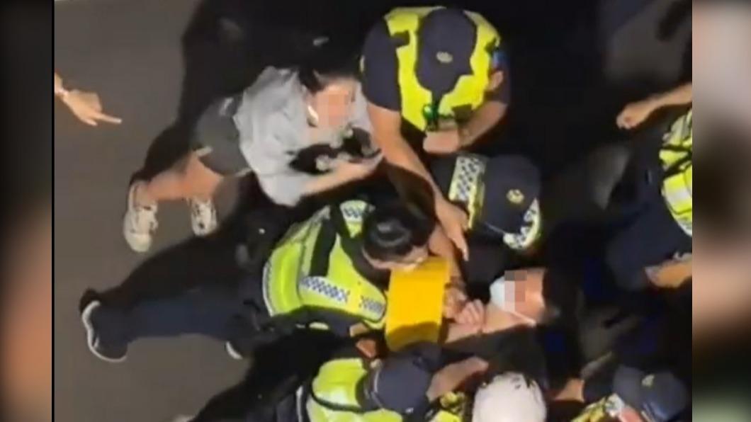 酒駕拒測和警爆拉扯　刺青男狂跳針：你沒資格扣我車