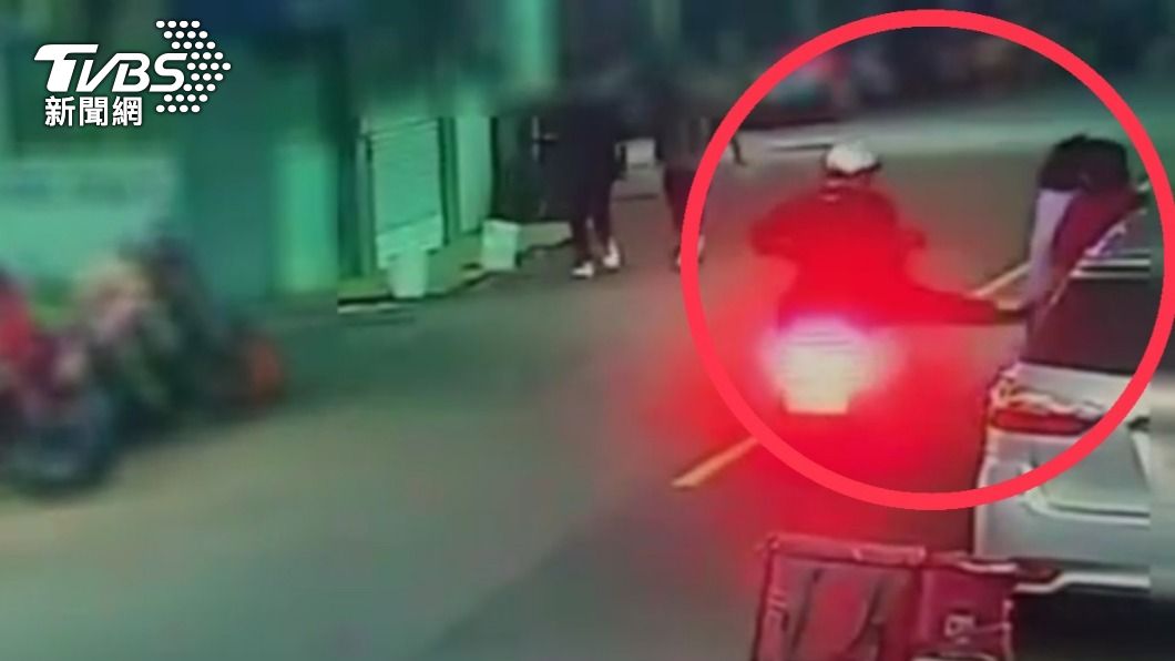 騎車隨機攻擊2女！男送醫又暴走　持鐵椅將警打到腦震盪