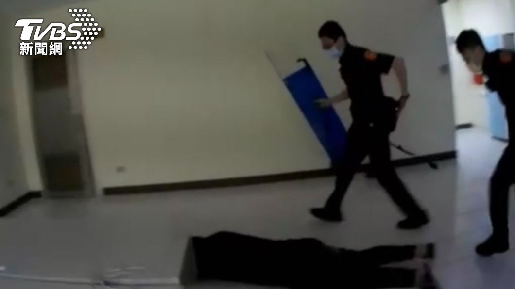 警方將人控制後上銬。（圖／TVBS）