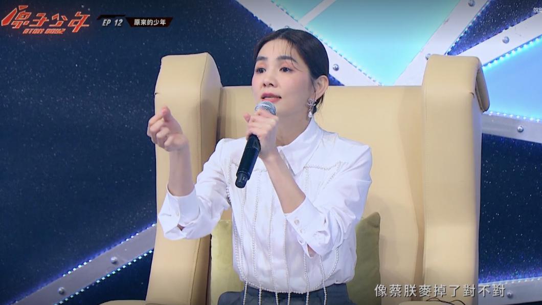 Ella發現蔡朕演出時麥克風掉了。(圖/翻攝自《原子少年》節目片段)