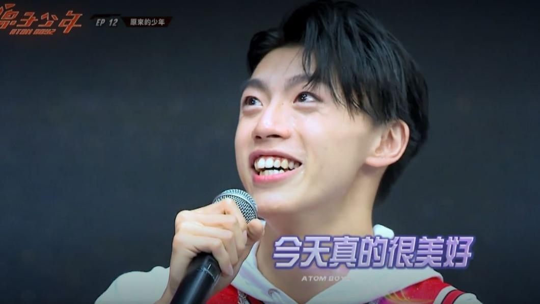 黃文廷感動到淚崩。（圖／翻攝自《原子少年》節目片段）