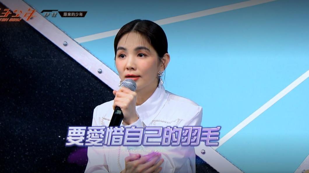 Ella以過來人的身分要選手們不能忘本。(圖/翻攝自《原子少年》節目片段)