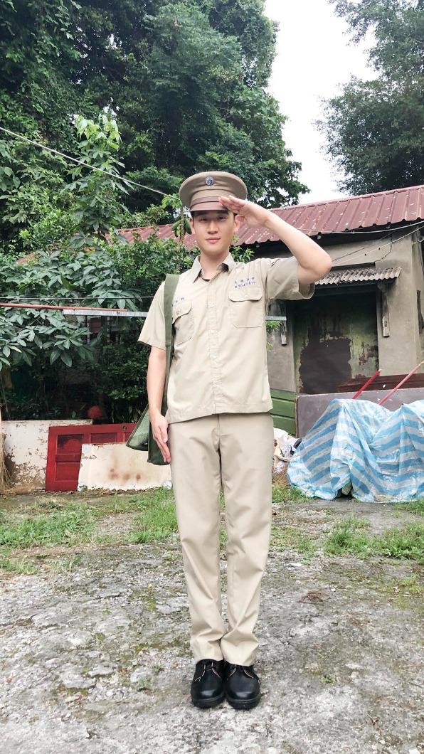 周興哲穿上復古制服。（圖／星空飛騰提供）