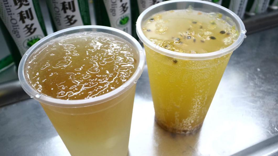 除了經典檸檬愛玉,百香果多多也是店內的熱賣人氣王。(圖/翻攝自Stay 旅人書店《舊城散步》)