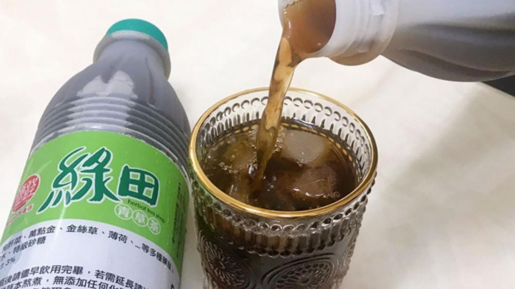 青草茶散發自然的草本香氣,相當順口好喝,是款喝不膩的經典好味道。(圖/翻攝自跟著尼力吃喝玩樂)