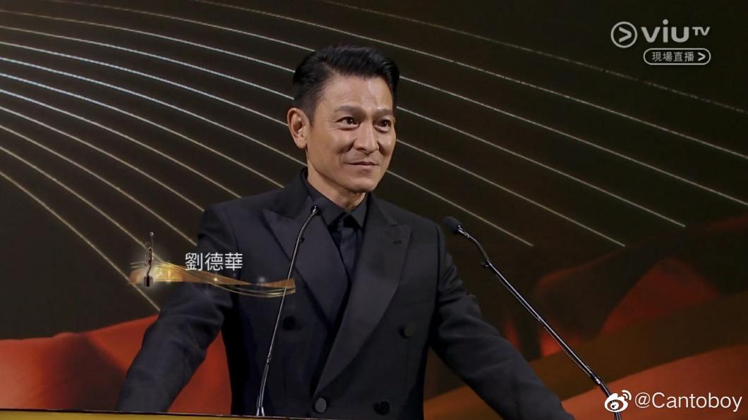 劉德華代替陳木勝導演領獎。(圖/翻攝自 Cantoboy微博)