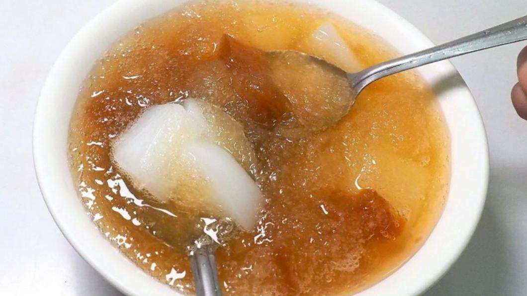 杏仁露清冰加鳳梨(45元),杏仁露吃起來滑溜脆彈。(圖/翻攝自霸子。食樂拼圖)