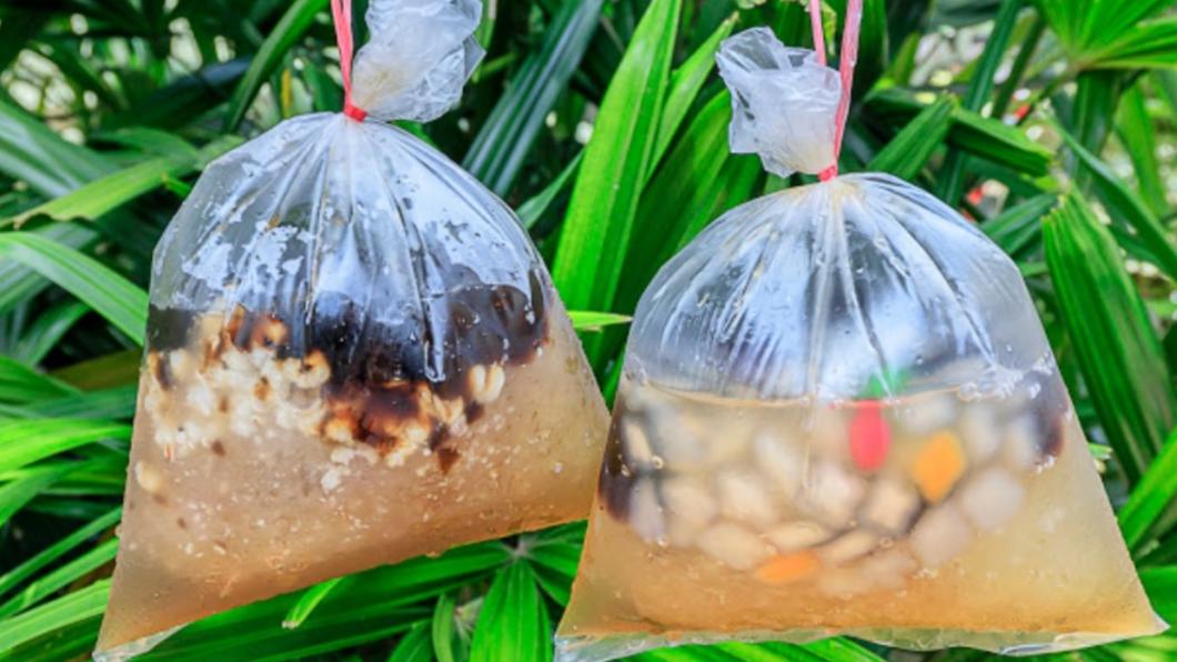除了招牌的黑粉圓之外,仙草凍、山粉圓與QQ圓也都蠻受歡迎的,還能自由搭配喜歡的配料。(圖/翻攝自柚香魚子醬的蹦蹦)