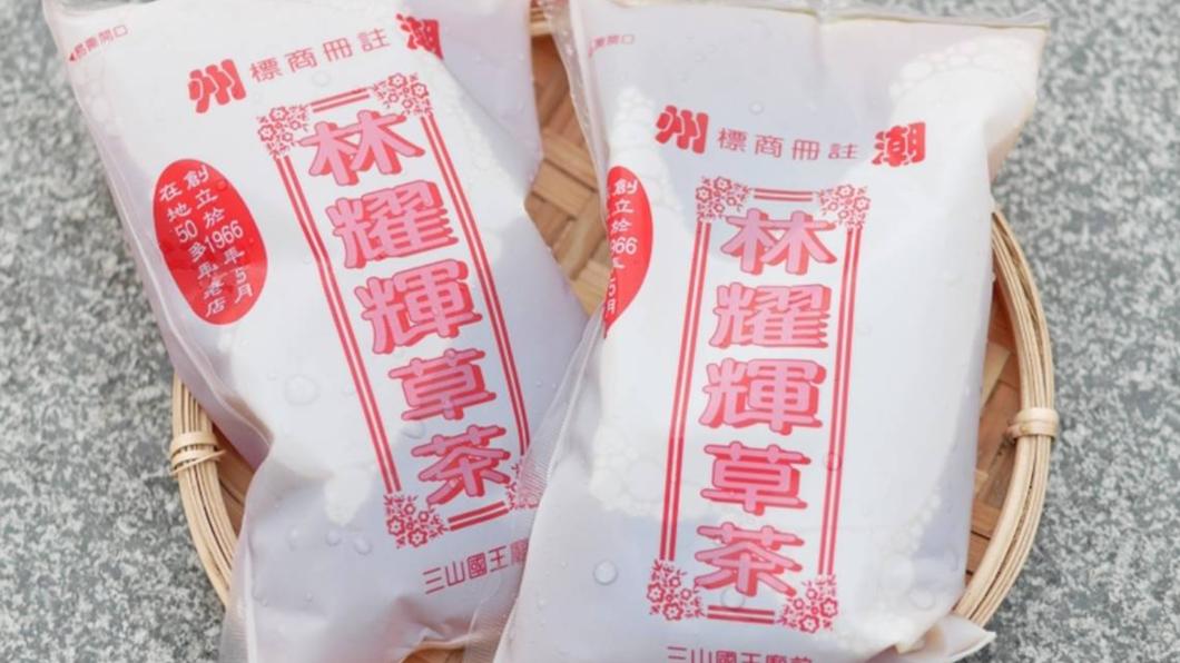屏東潮州三山國王廟前的「林耀輝草茶」。(圖/翻攝自曼達愛吃鬼)
