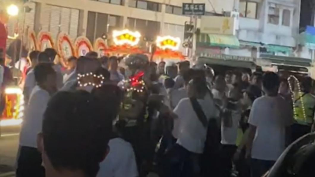 白衣人不管警察互相叫囂。(圖/翻攝自社會事影音)