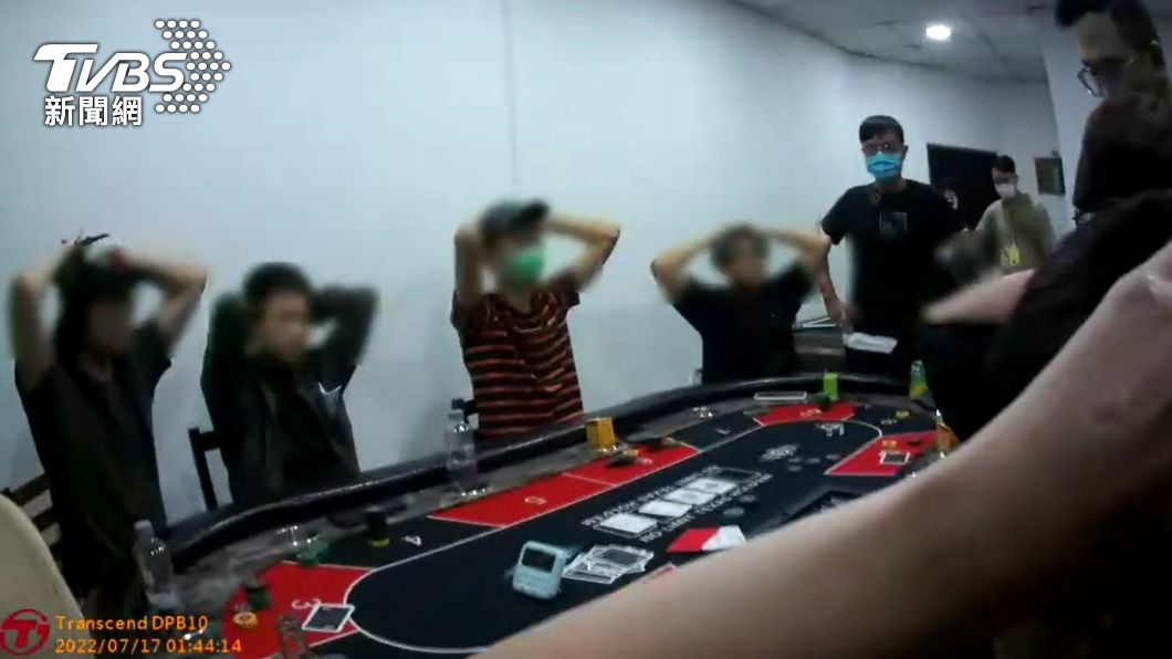 警方突襲攻堅，讓賭場內的人員猝不及防，全數遭逮。（圖／TVBS）