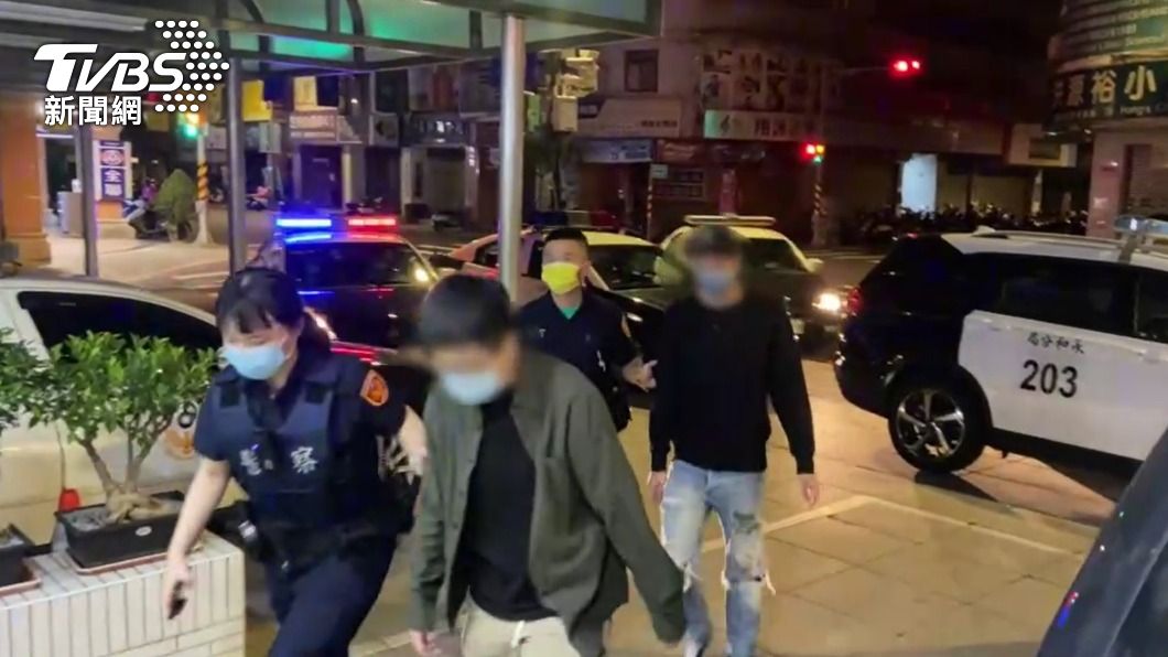 警方將賭場內所有人全部帶回偵辦。（圖／TVBS）