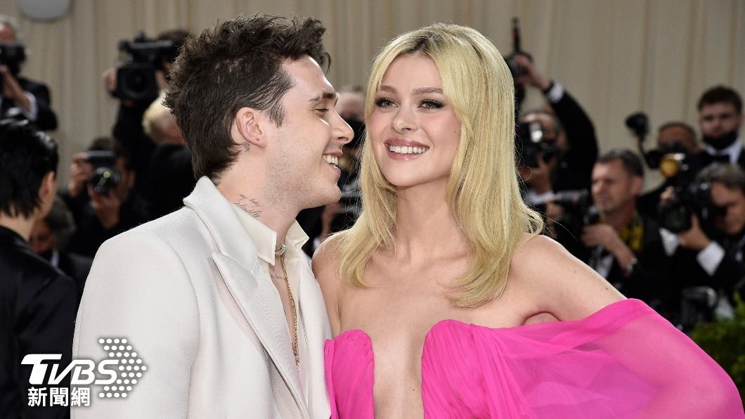 布魯克林與億萬二代老婆妮可拉佩茲(Nicola Peltz)。(圖/達志影像美聯社)