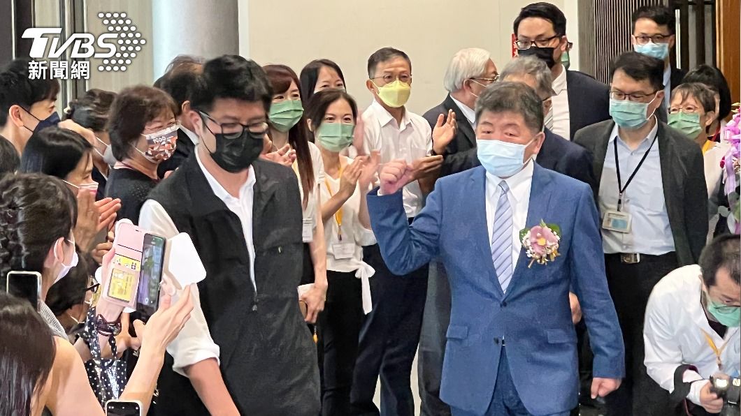 前衛福部長陳時中步出交接會場,手握拳頭。(圖/TVBS)