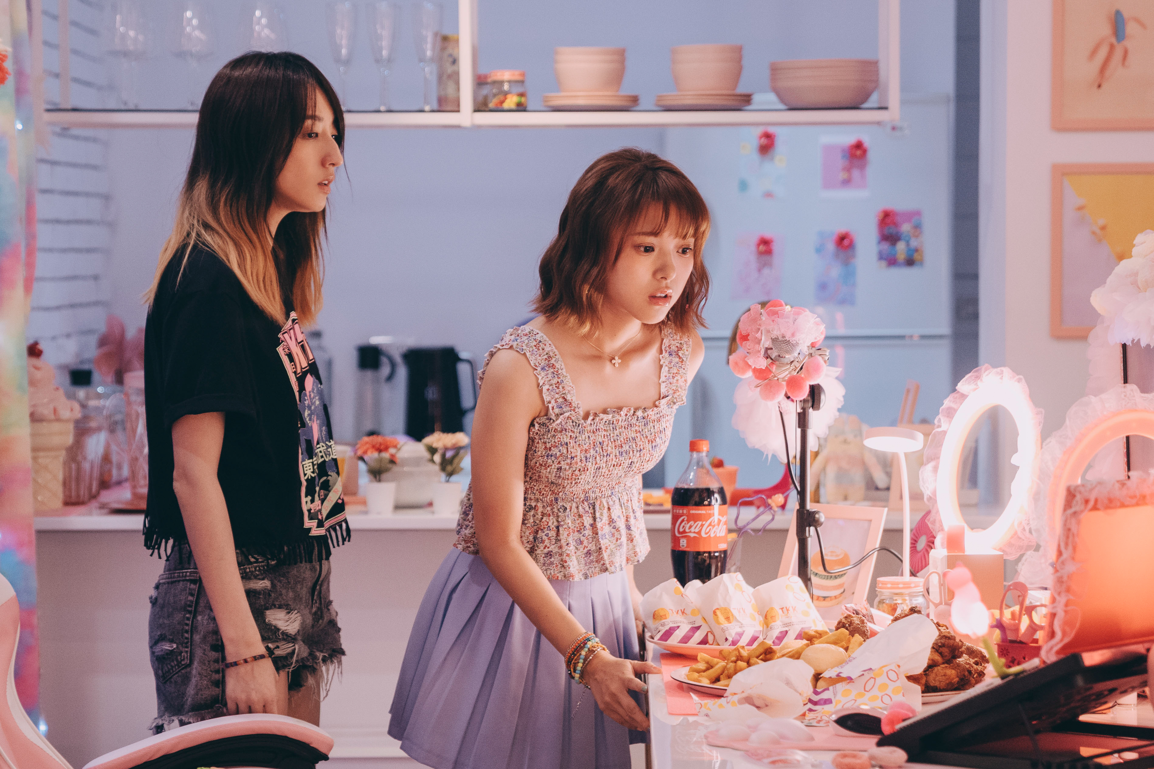柯佳嬿(左)劇中手撕小三項婕如。(圖/Netflix提供)