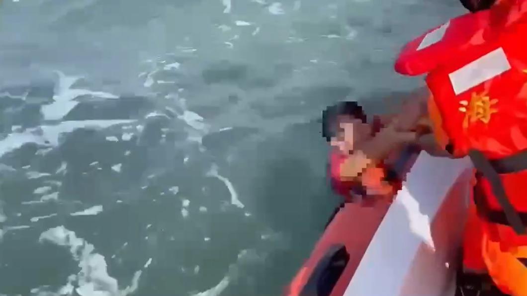 淡水河口玩風箏衝浪!3男遭海流帶往外海落水 幸運獲救