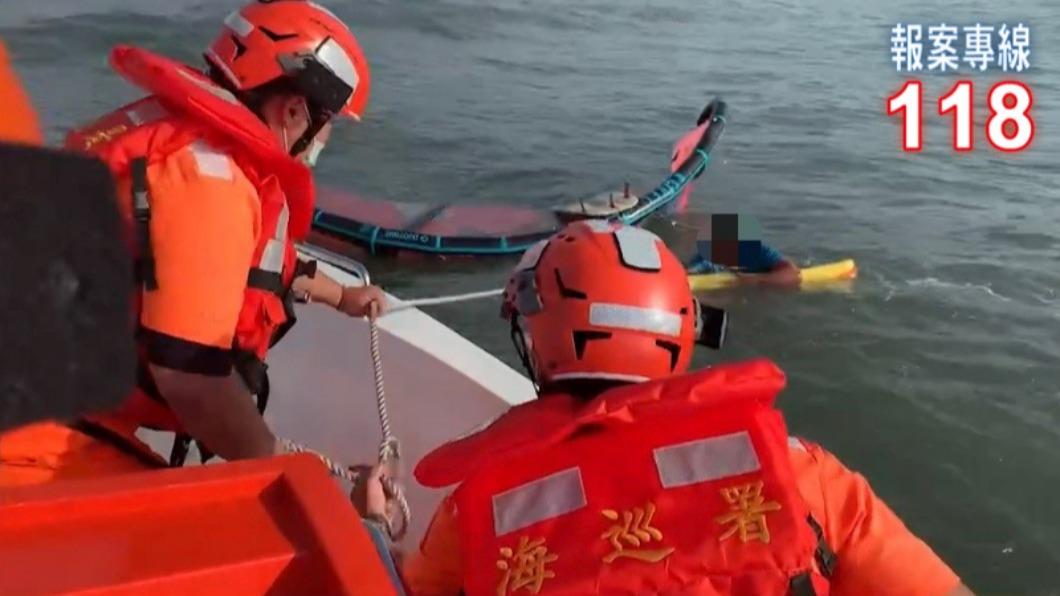 海巡人員準備將落水男子救起。（圖／TVBS）