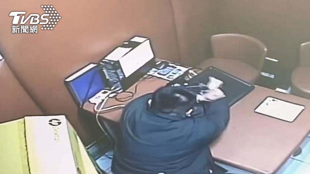 暴打鄰居夫妻又砸警所！酒醉男毀偵訊室電腦　辯：斷片了