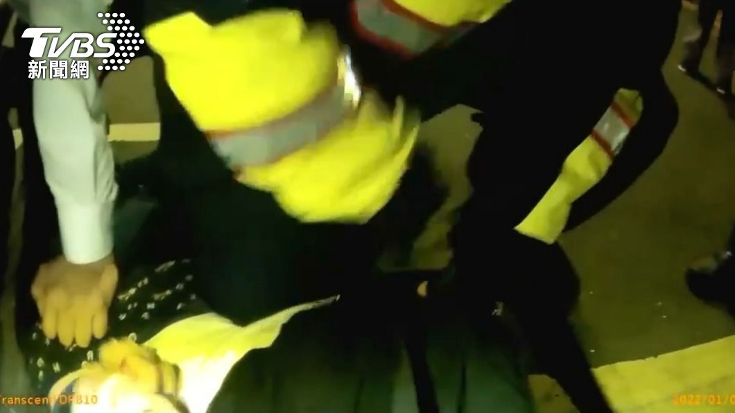 酒醉男子被員警壓制。（圖／TVBS）