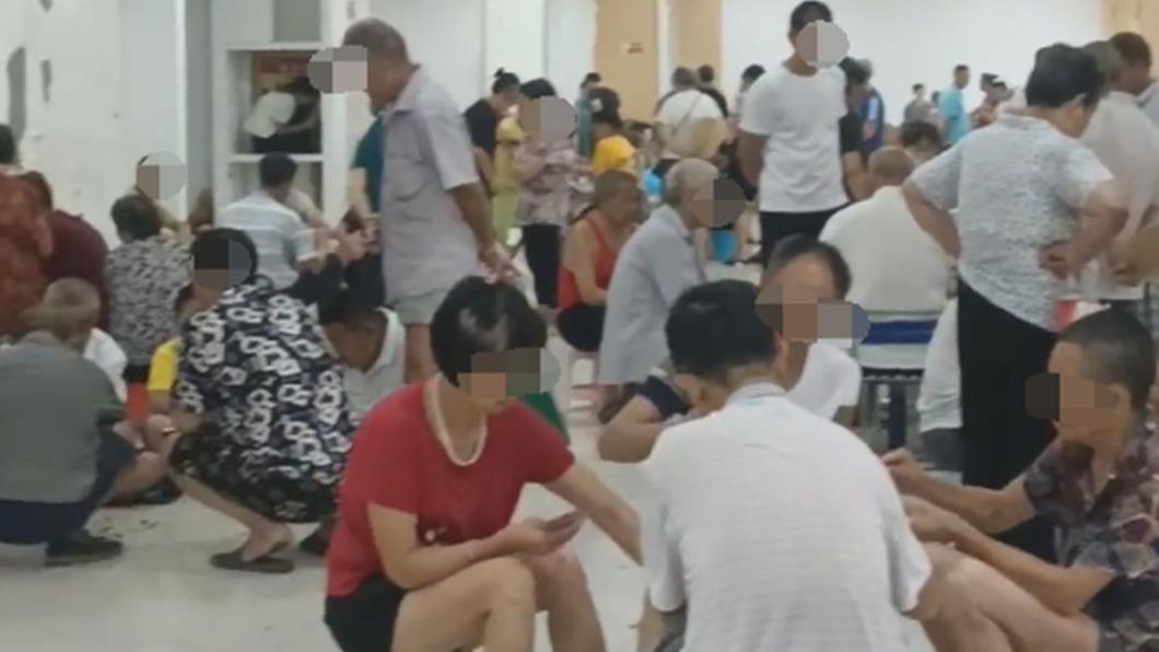 天熱蹭賣場空調！4百大爺大媽組團　就地打牌抽煙趕不走