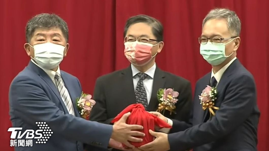 前衛福部長陳時中正式卸下衛福部長工作，由薛瑞元接任。（圖／TVBS）