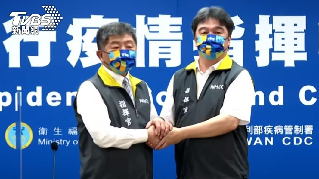 指揮中心交給王必勝!陳時中親遞「指揮官背心」:再見了
