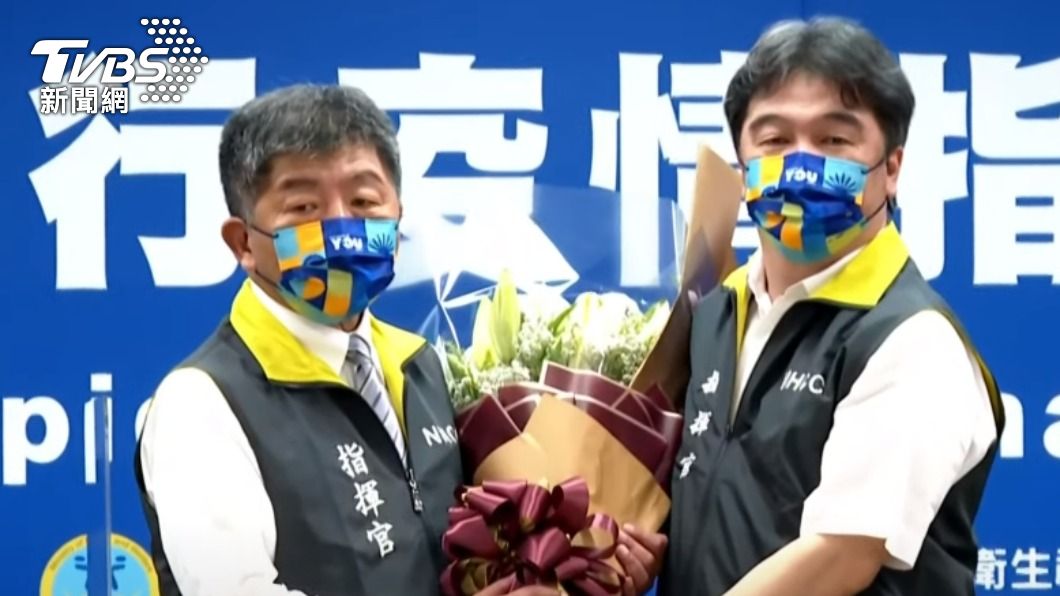 王必勝獻花給陳時中作為感謝。(圖/TVBS)