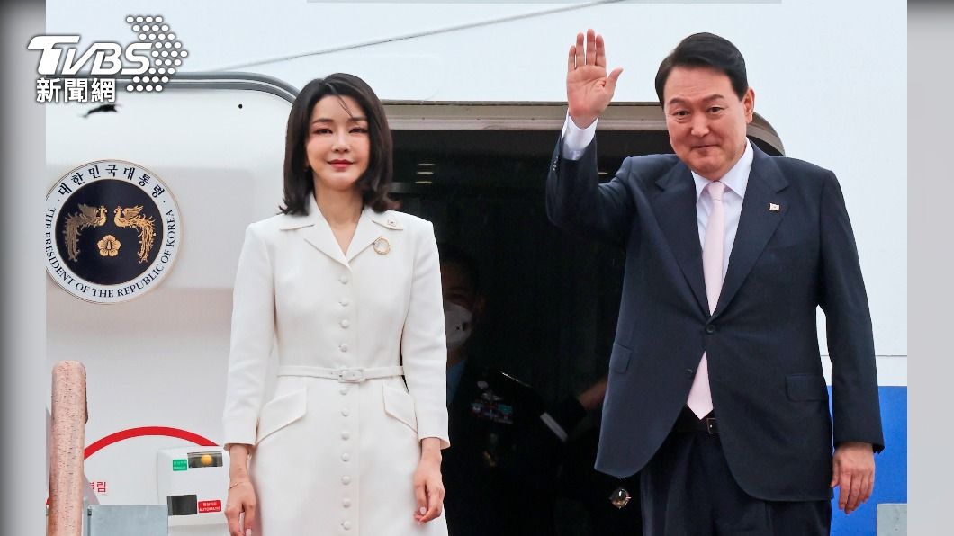 南韓總統尹錫悅(右)與第一夫人金建希出席北約峰會。(圖/達志影像美聯社)