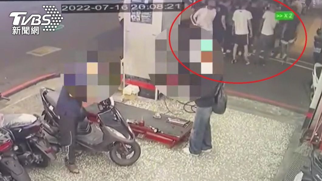 監視器拍下一行人在咖啡廳外談判。(圖/TVBS)