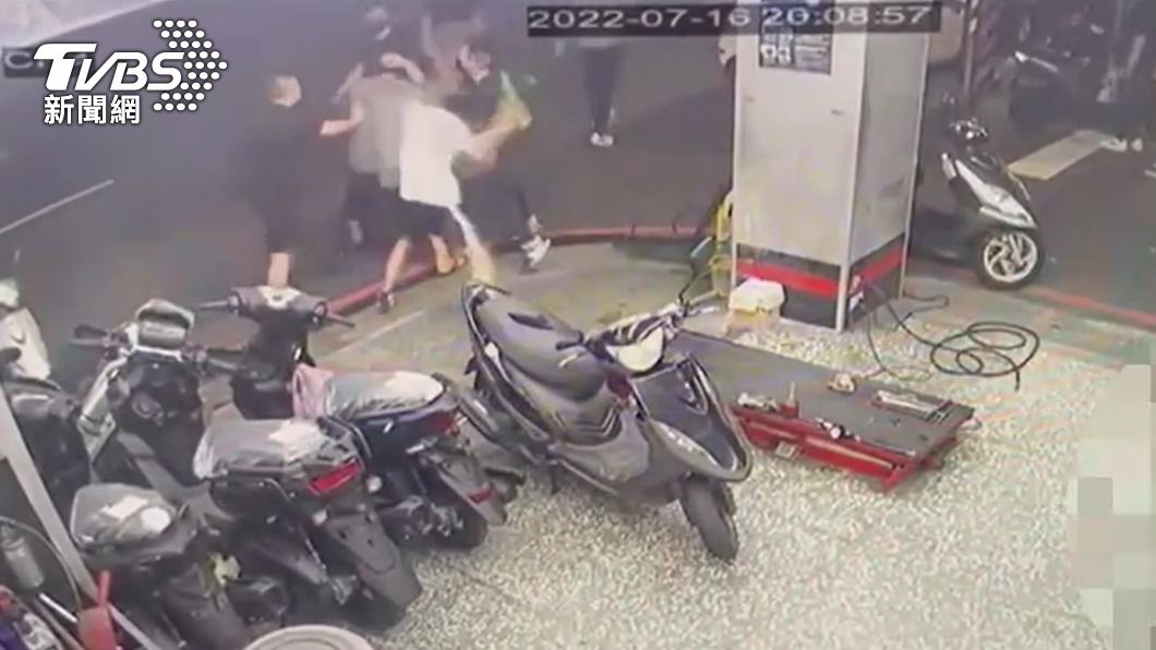 蔡姓男子慘遭圍毆。(圖/TVBS)