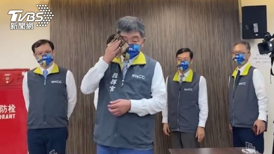 卸任指揮官!陳時中不捨「拿手帕擦眼角」道別:點滴在心