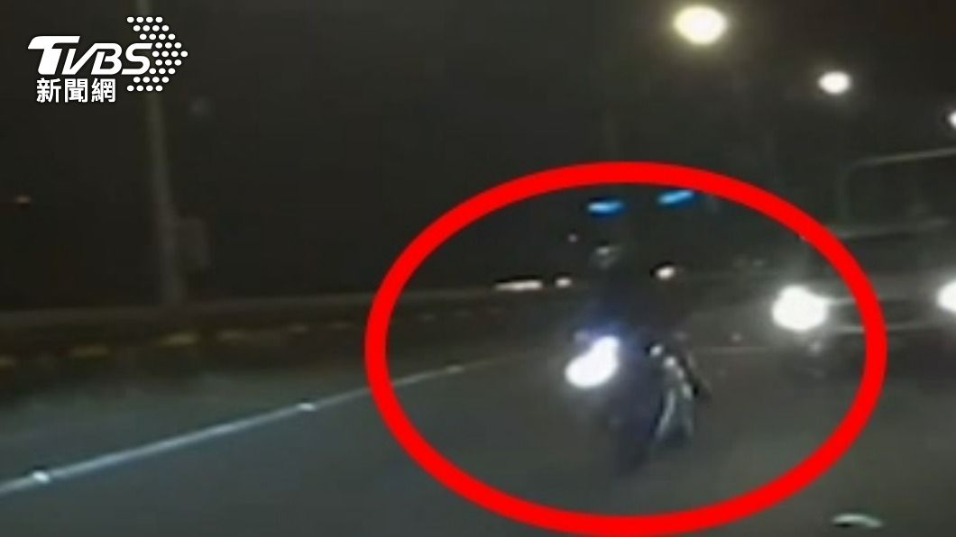 二輛汽車為了閃避撞擊結果碰撞騎士。(圖/TVBS資料畫面)