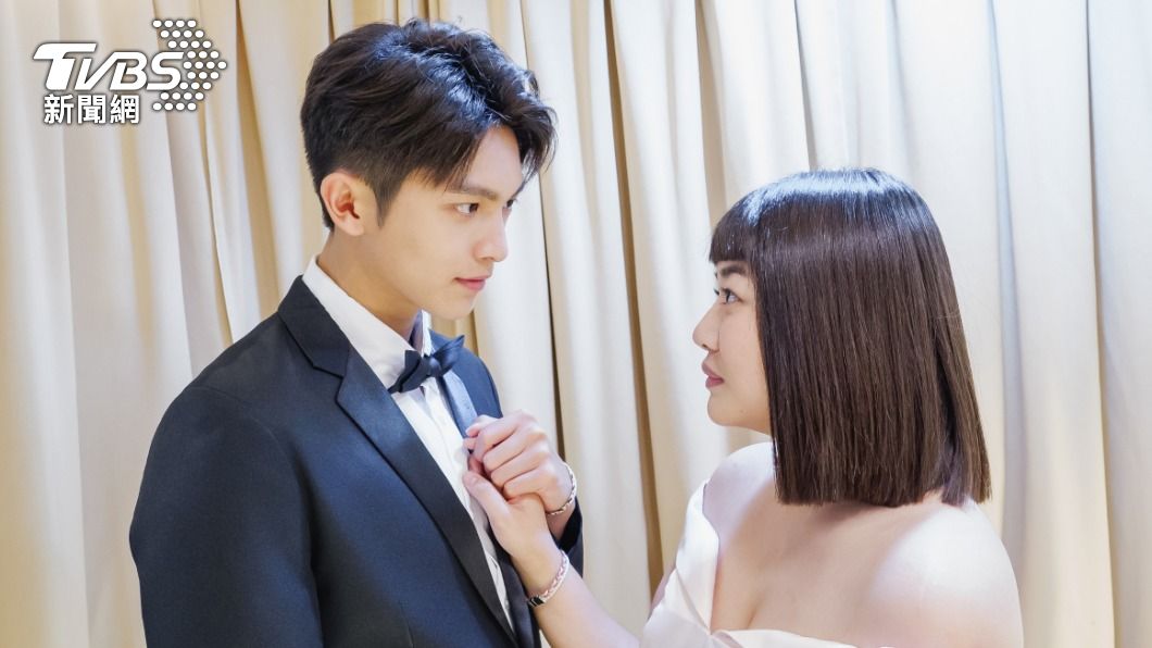 林輝瑝（左）送給李星鏴手環。（圖／TVBS）