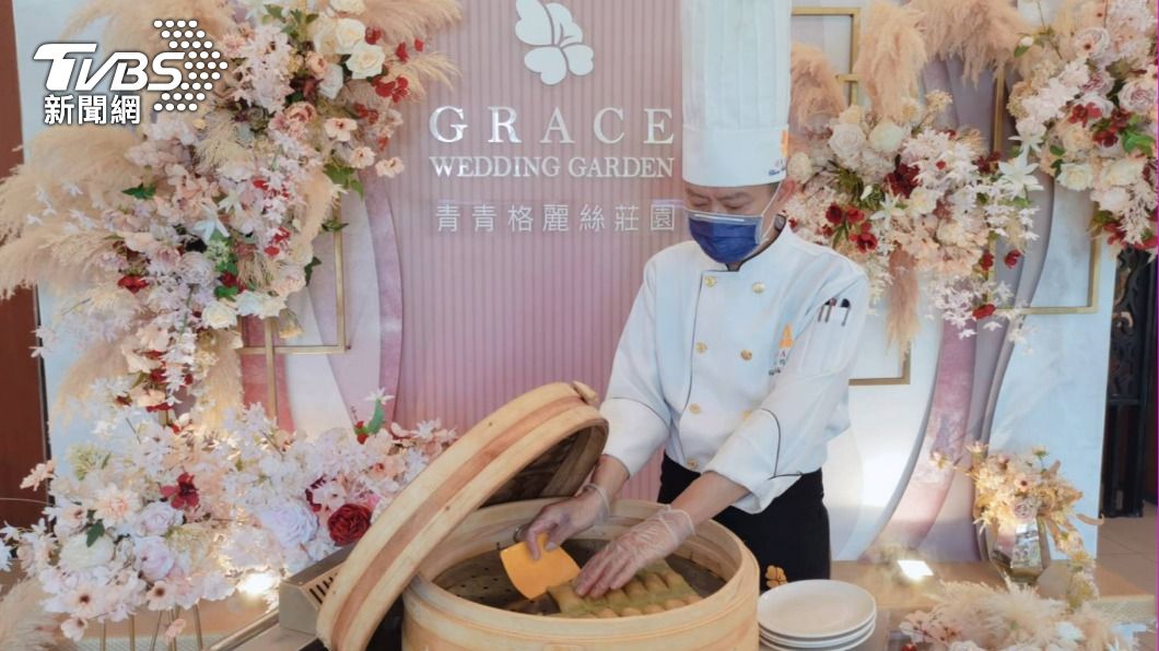 綠藻鮮蝦腸粉採桌邊服務。(圖/業者提供)