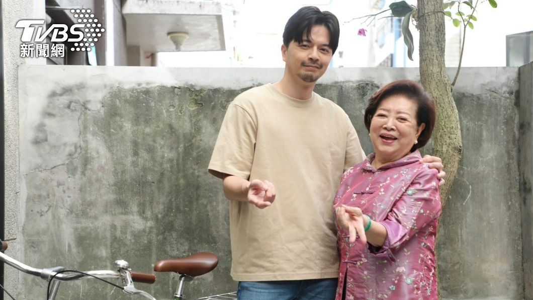 江常輝（左）與陳淑芳在《徘徊年代》飾演母子。（圖／黃城碩攝）