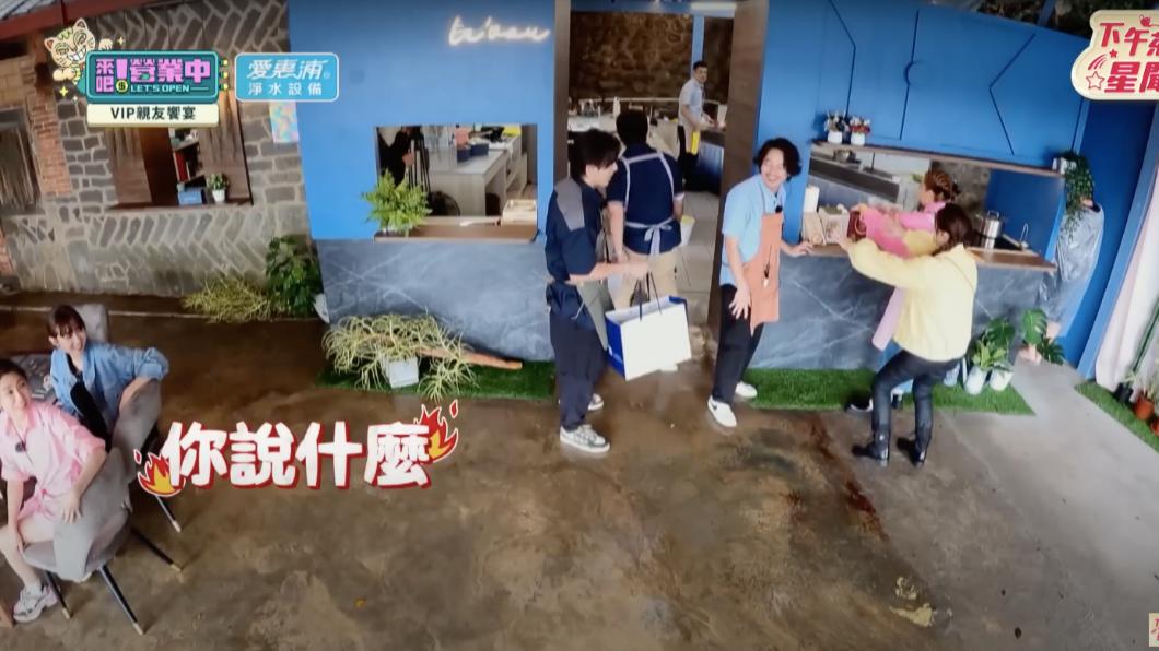 賈靜雯看到自家麵被遮住，搞笑回應。（圖／翻攝《來吧！營業中》節目片段）
