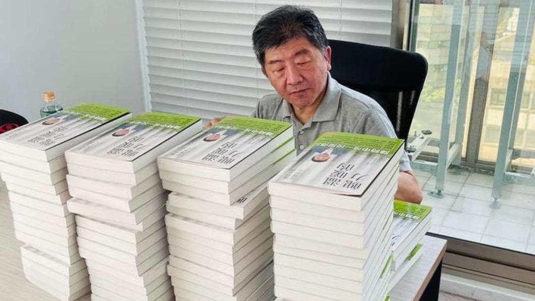 陳時中趁勢推傳記 笑喊:簽名簽到手很酸